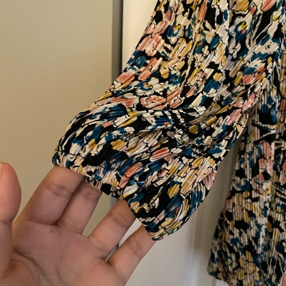 Halogen Cinched Wrist Floral Top - Picture 4 of 6